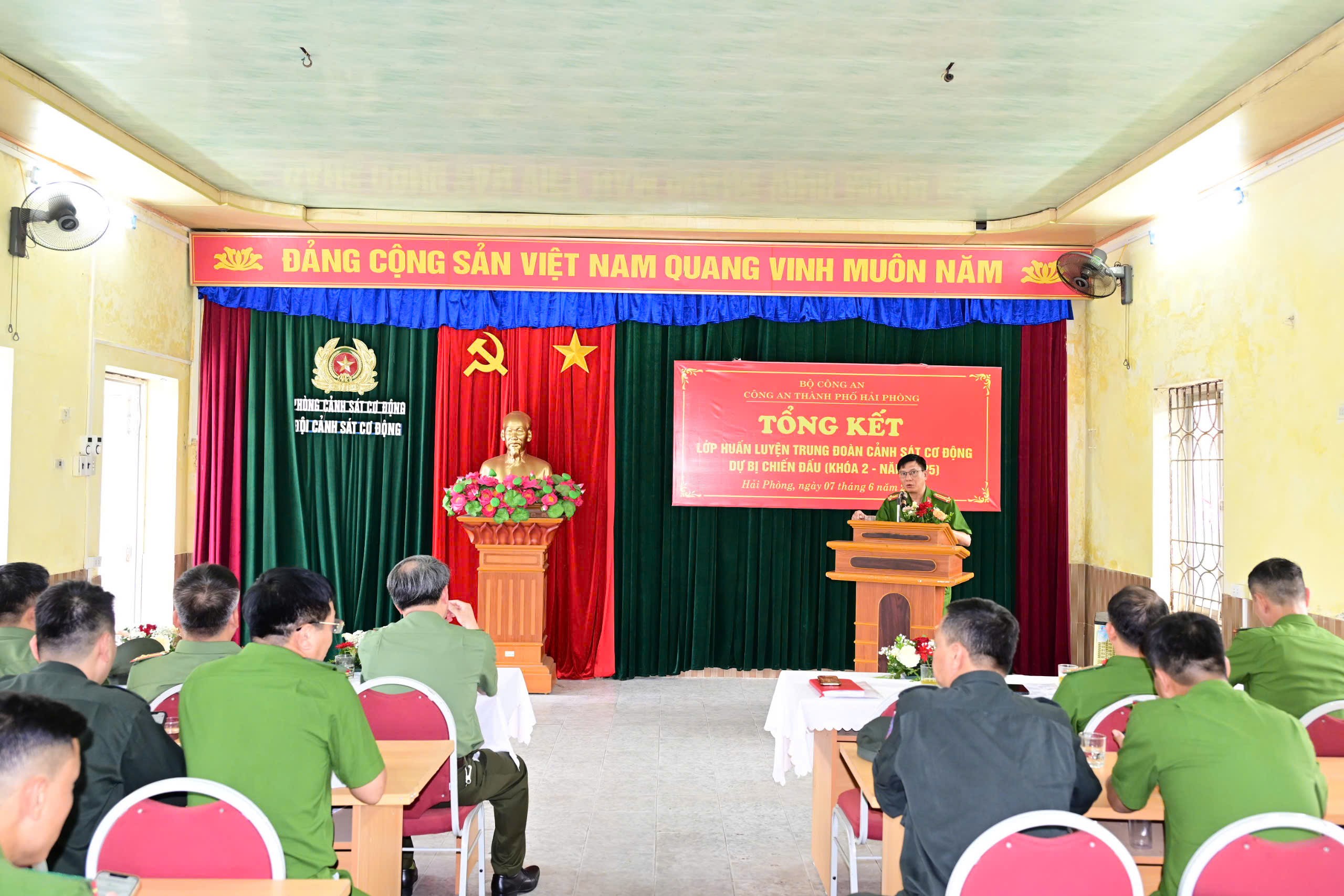 Gần 50% học viên Lớp huấn luyện Trung đoàn Cảnh sát cơ động dự bị chiến đấu khóa 2 năm 2025 đạt loại khá, giỏi